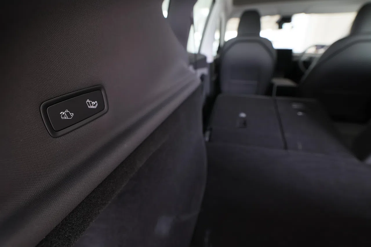 后车厢设后排座椅椅背折叠按键，非常便利。（龙国雄摄）