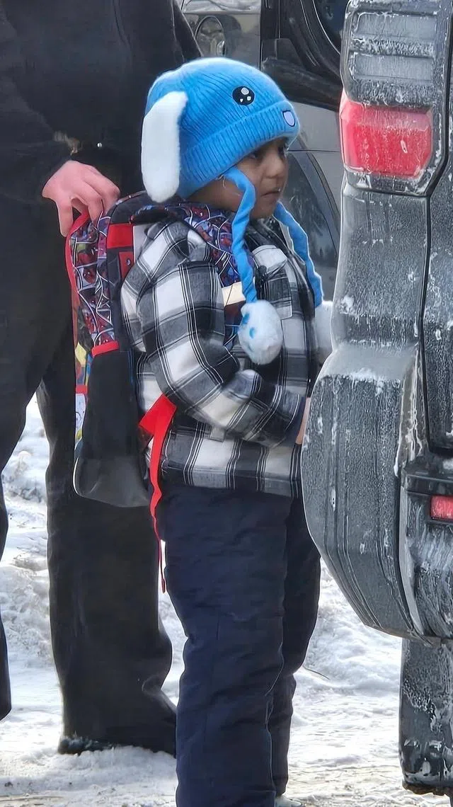 1月20日，5岁的亚姆·拉莫斯在明尼苏达州突袭行动中遭移民官员拘留，相关照片在网上广为流传。（法新社）