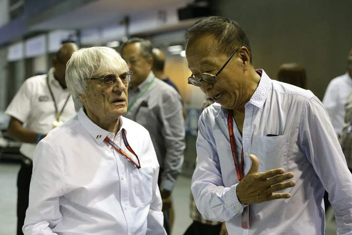 王明星（右）与F1前老板埃克尔斯通（Bernie Ecclestone，左）交情匪浅。图为二人摄于2016年F1夜间赛开始前的F1赛现场。（档案照片）