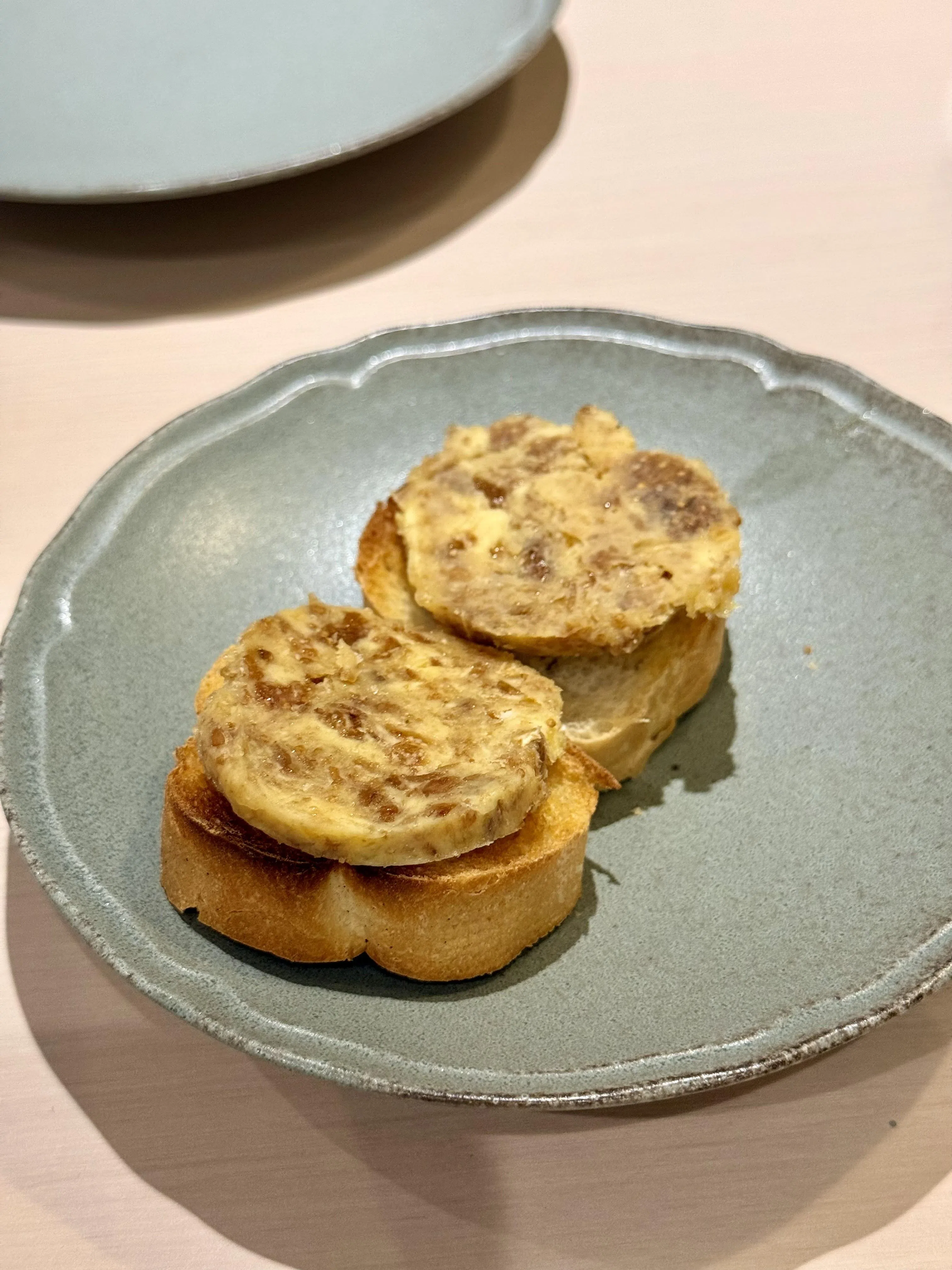 开胃小吃——温热松软的法棍，搭配淡淡果香的无花果牛油。（叶晓虹摄）