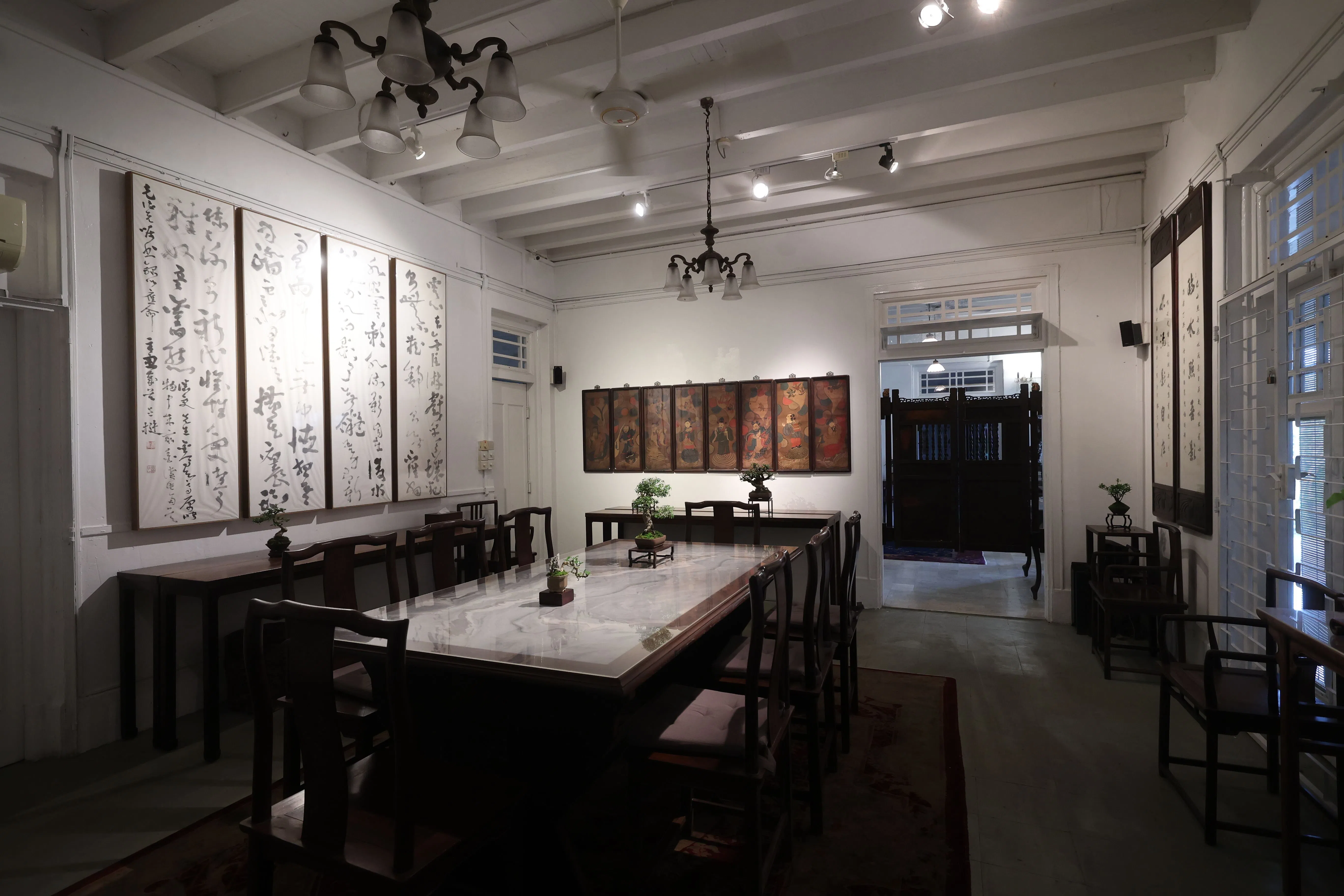 天猛公路三栋老房子填满了陈克湛多年来收集的字画、书籍、家族传承物和古董。（唐家鸿摄）