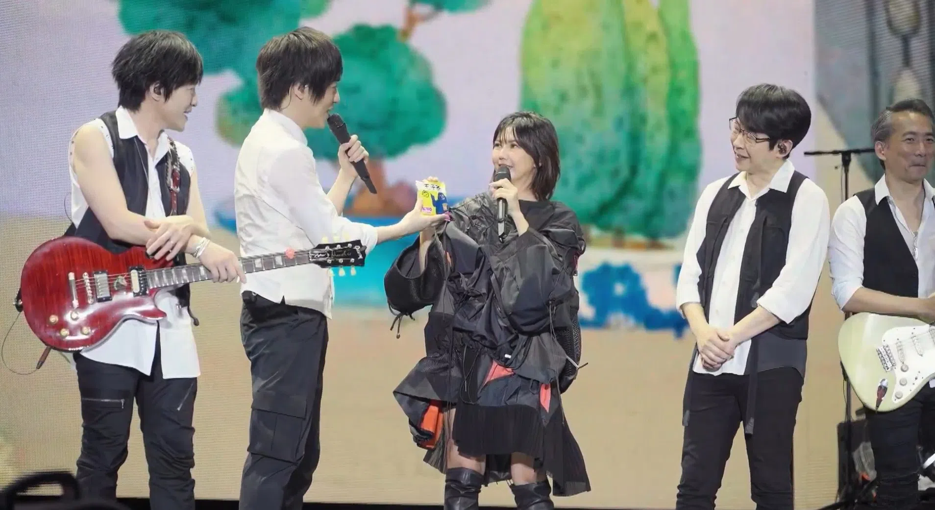 孙燕姿送上零食给五月天。（截自相信音乐视频）