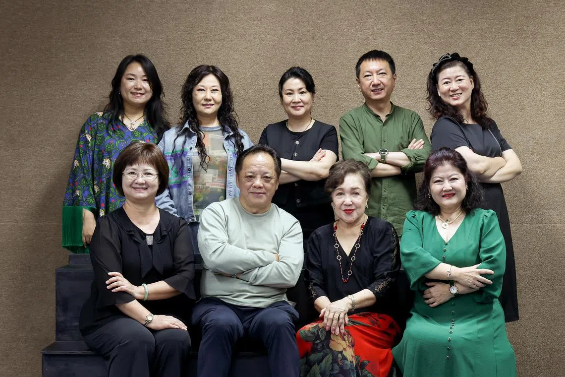 王瑛（后排左起）、姬福荣、郭莹、李彬、唐翎、刘小红（前排左起）吴杰、黄彩鸾、韩煐等声乐导师和钢琴家将联袂呈献中外歌曲。（龙国雄摄）