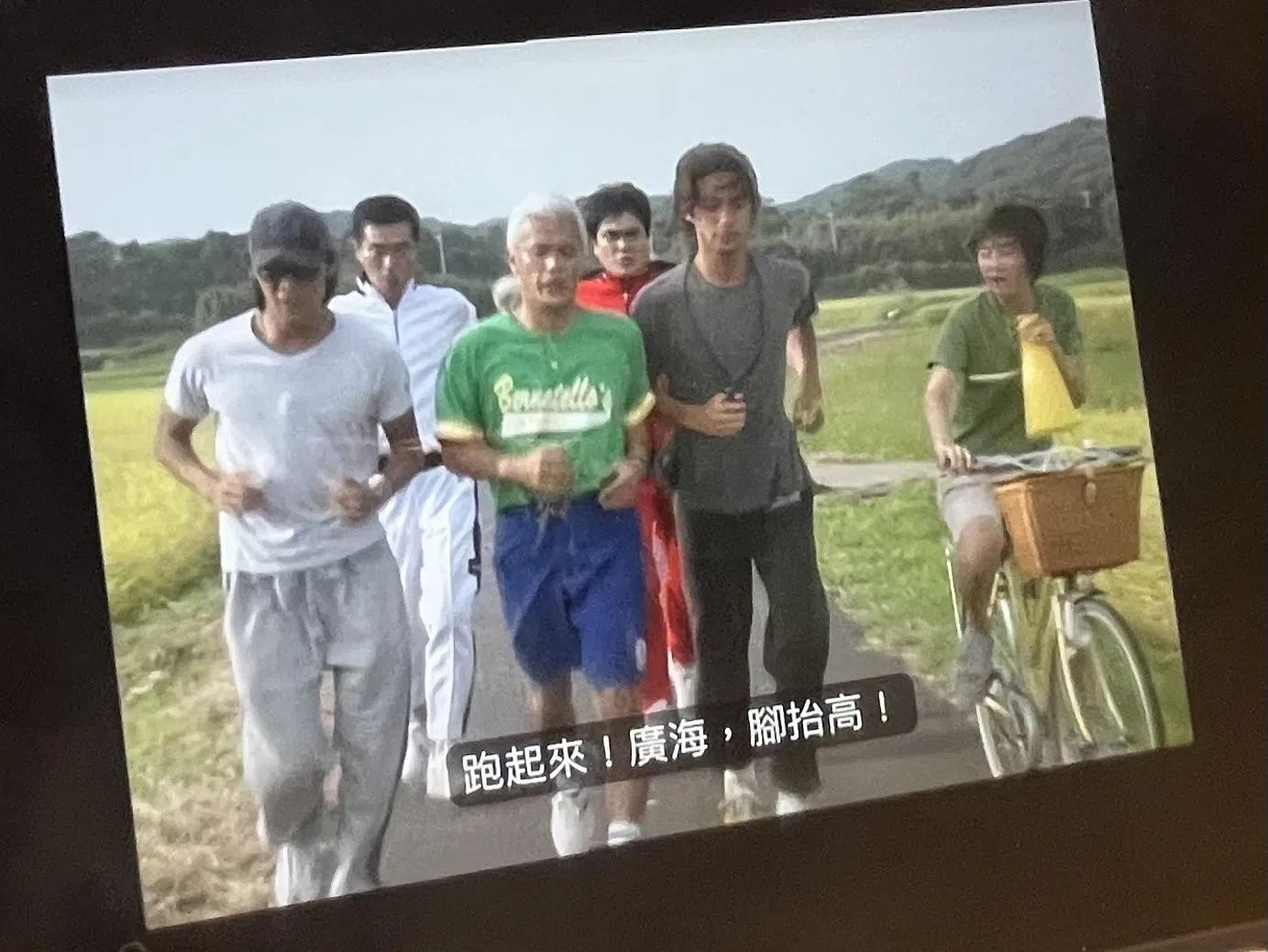 民宿老板和泉胜（中间穿绿衣者）重拾冲浪梦想，努力锻炼身体。（视频截图）