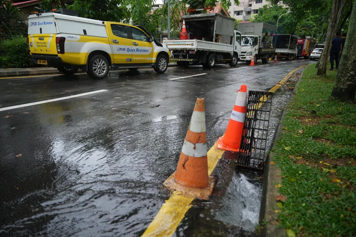 公用事业局快速反应小组到场支援，巴慕乐弯的两个下水道铁盖也打开，相信是为了加快排水速度。（谢智扬摄）