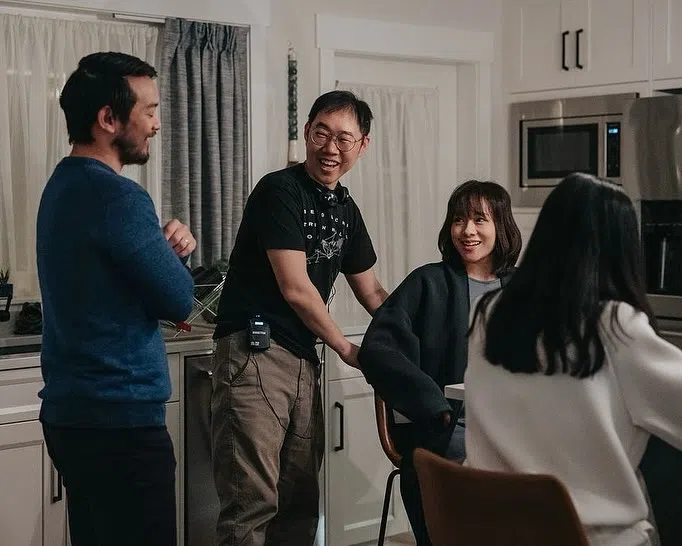 林书宇（左二）在《值得的等待》片场和周逸之（左一）及林嘉欣（右二）讲戏。（取自Worth The Wait IG）