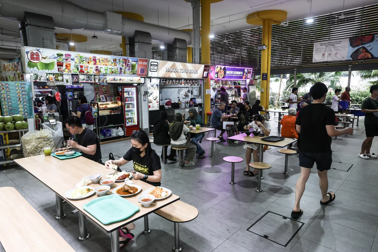 经营者Timbre在义顺公园小贩中心实施不少吸引人流的举措，包括鼓励食客利用Timbre App订餐付款享10%折扣、在平日午餐时段推出免费巴士服务等。 （关俊威摄）