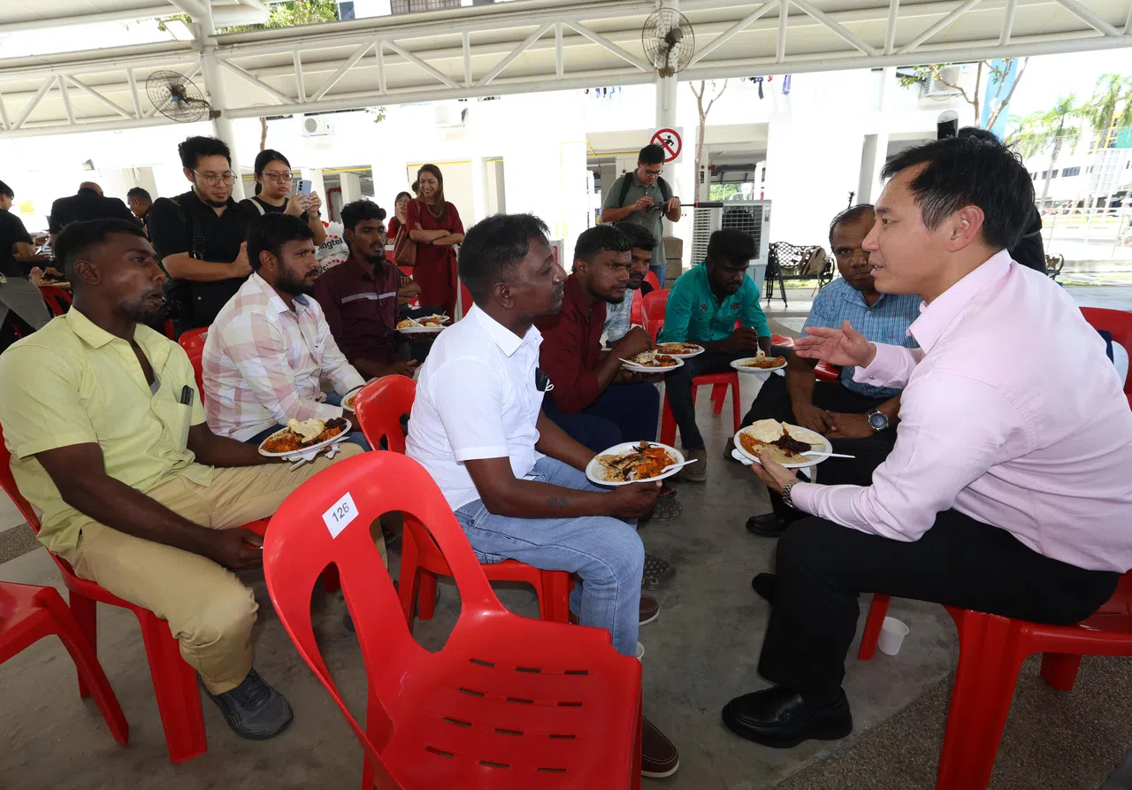 马林百列—布莱德岭集选区议员吴培铭（右）与获奖客工交谈。（邬福梁摄）