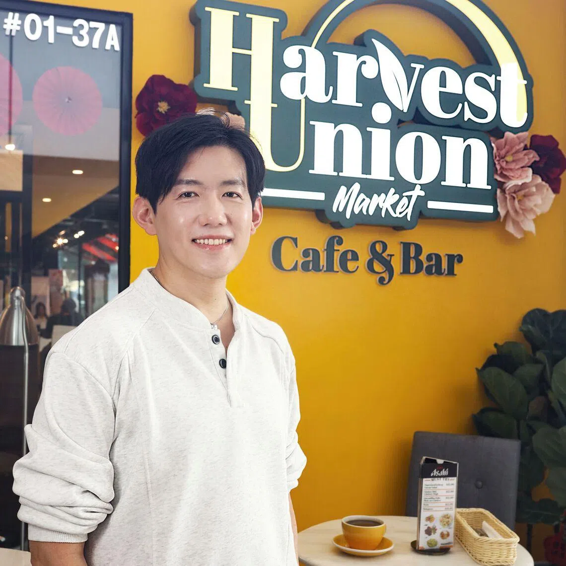 陈鸿骏从教育界转战食品批发与分销，再进军餐饮业。（餐馆提供）