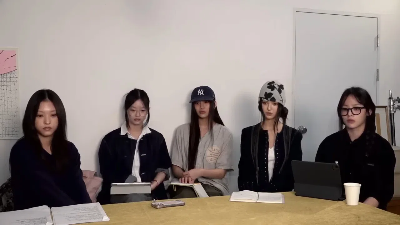 NewJeans Hanni（左二）被韩国国会列为职场霸凌事件参考人。（视频截图）