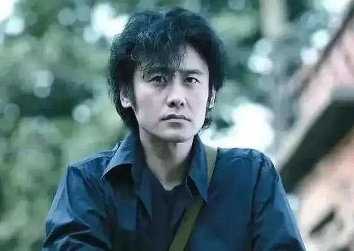 吴秀波早期形象，发型和后来有明显变化。（互联网）