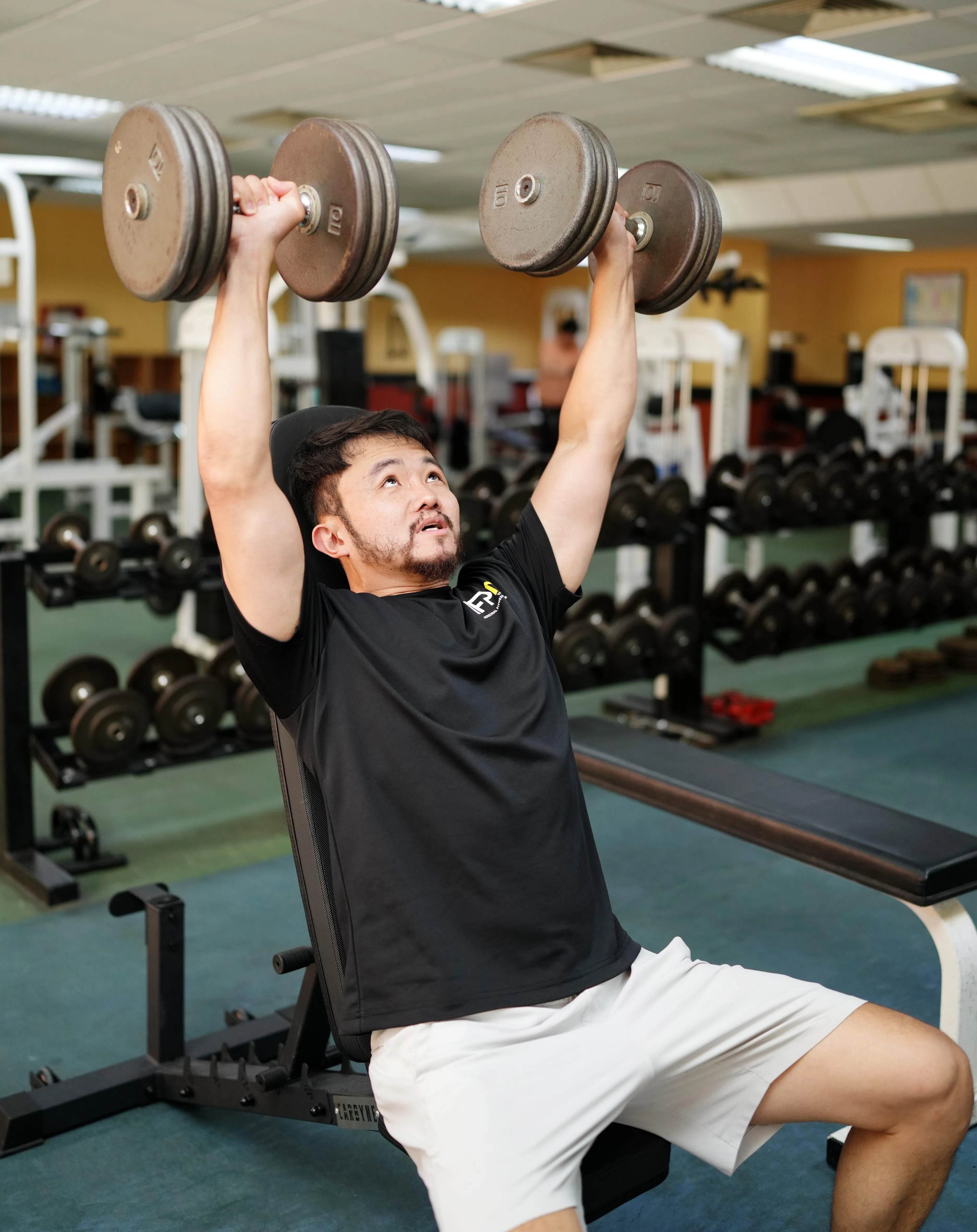 曾卫良每周健身六天，训练分成三类：推（练胸、三头肌和腿）、拉（练背、二头肌和下背），还有肩部训练。（谢智扬摄）