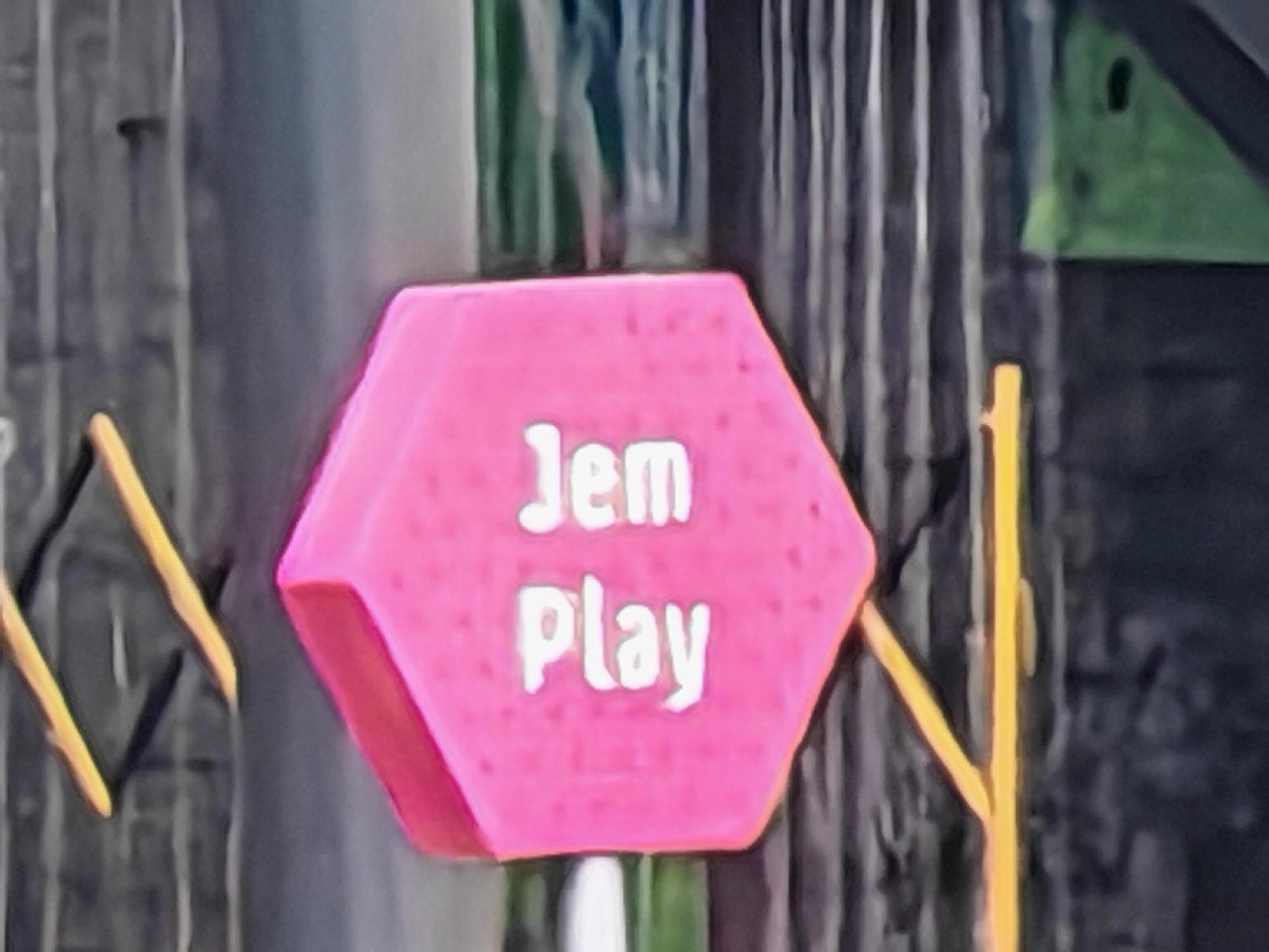 100倍数码变焦，让Magic V3拍到远处商场游乐场标志。（黄少伟摄）