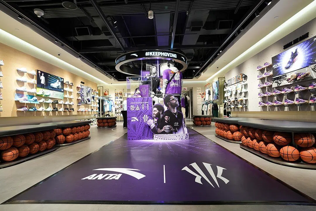 中国运动品牌安踏表示未来三年要在东南亚市场实现千店计划。图为安踏在新加坡乌节路百丽宫（Paragon）的门店。（安踏提供）