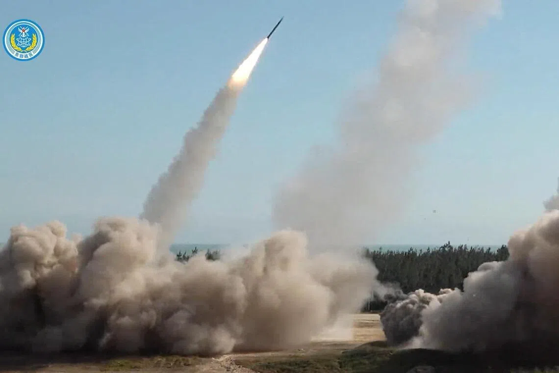 中国解放军东部战区12月30日发布的画面可见，解放军炮兵部队从一处未公开的地点进行远程实弹射击。 （路透社）