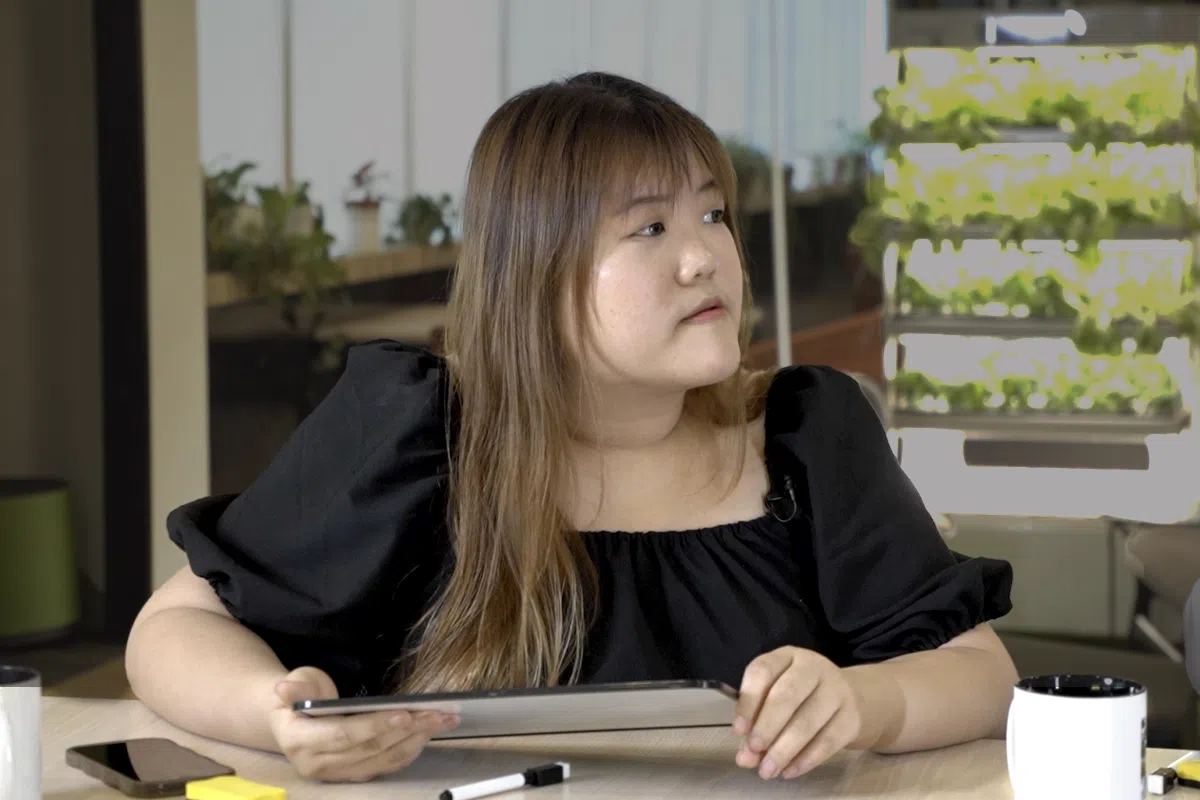 比起其他灵活办公模式，陈卓斌认为四天工作制更能帮助自己减轻压力。（卞和 摄）