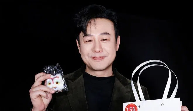 张颂文收到彭昱畅送出的胸针，为他不值的网民气到讨伐后者。（互联网）