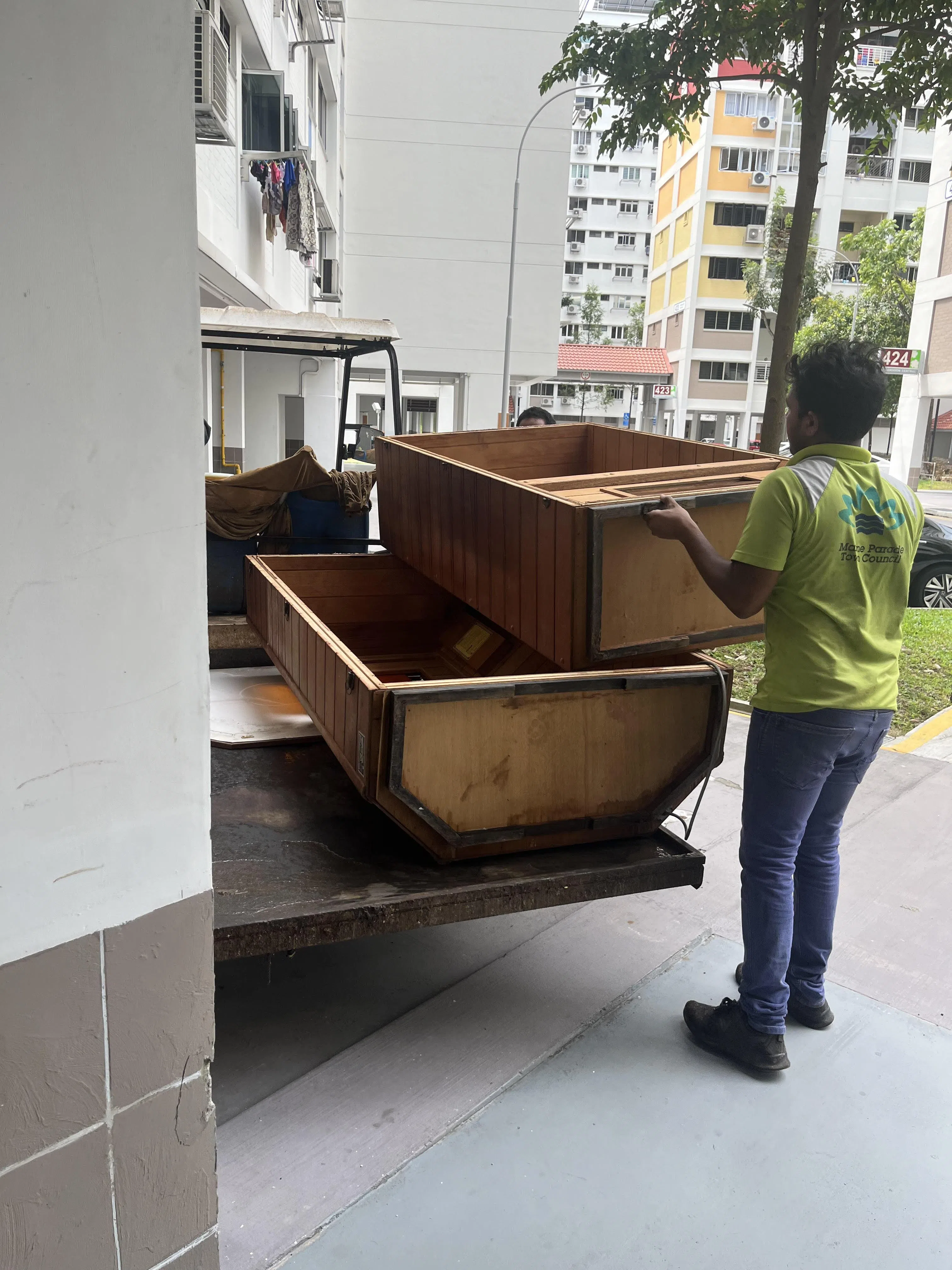 桑拿房被拆后，由工人运往垃圾槽丢弃。（黄良辉摄）