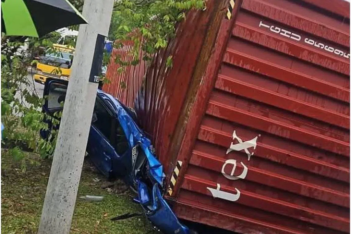 汽车被罗厘的货柜压毁，严重扭曲变形。