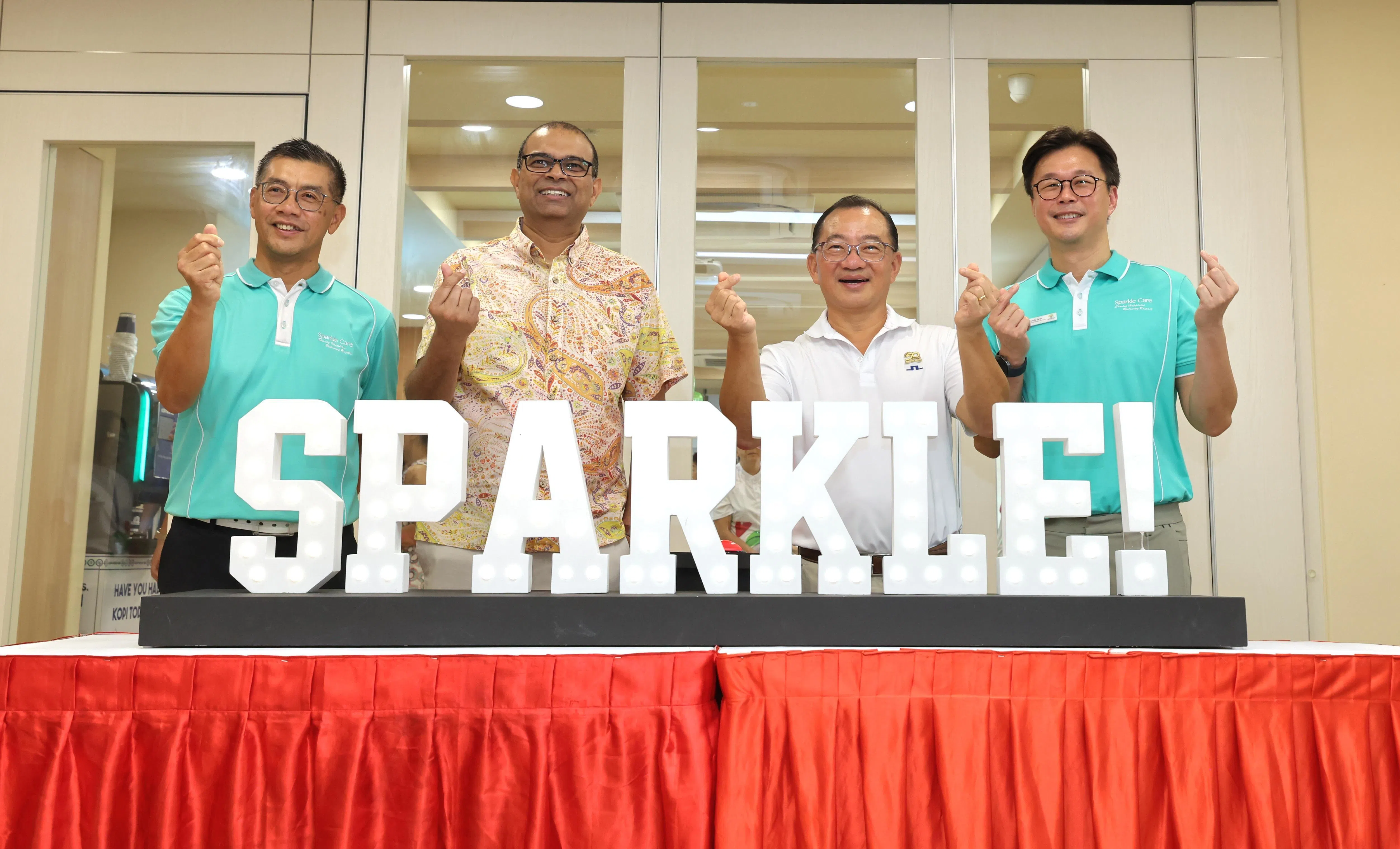人民行动党社区基金会（PCF）位于布莱德岭的Sparkle Care活跃乐龄中心，星期六（5月30日）举行开幕仪式。共同主持开幕仪式的有担任PCF执行委员会主席的永续发展与环境部兼教育部高级政务部长普杰立医生（左二），以及负责这区基层事务的马林百列—布莱德岭集选区议员、国会议长谢健平（右二）。（梁麒麟摄）