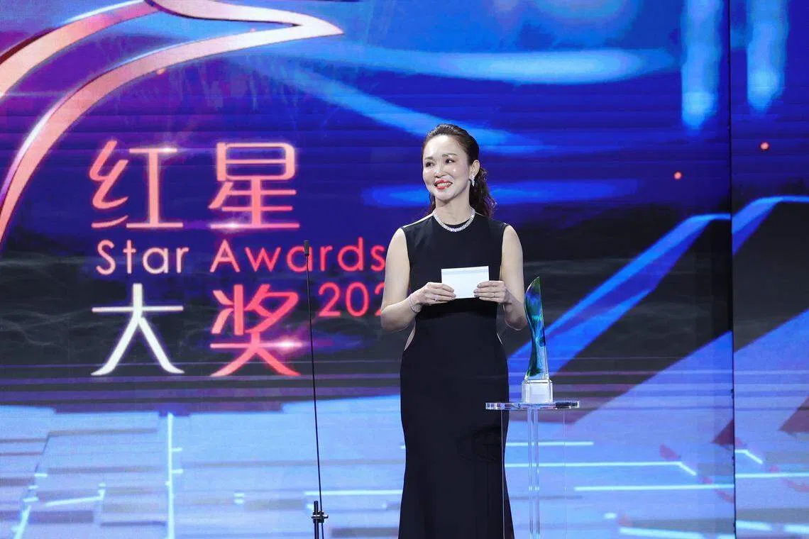 范文芳代老公李铭顺领奖，“笑“果甚佳。（新传媒提供）