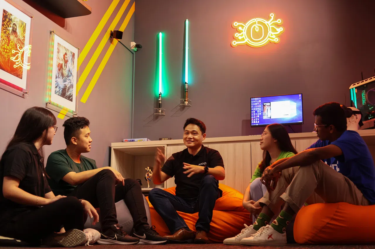 郭增辉在办公室游戏室跟来自本地大学的实习生交谈。（龙国雄摄）