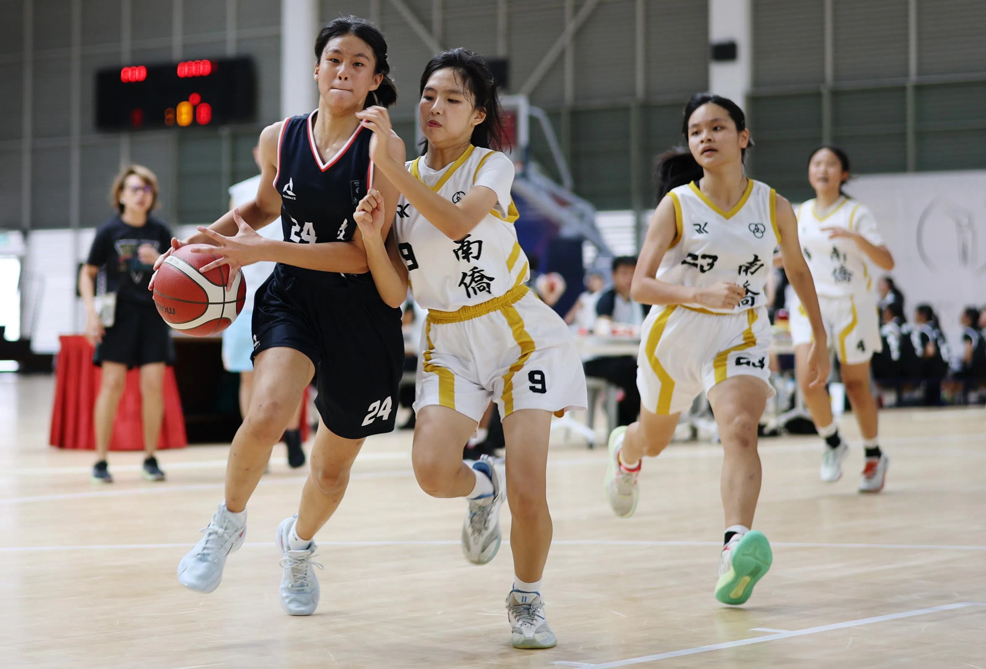 AI对焦能轻松拍摄球员带球移动的画面。（谢智扬摄）