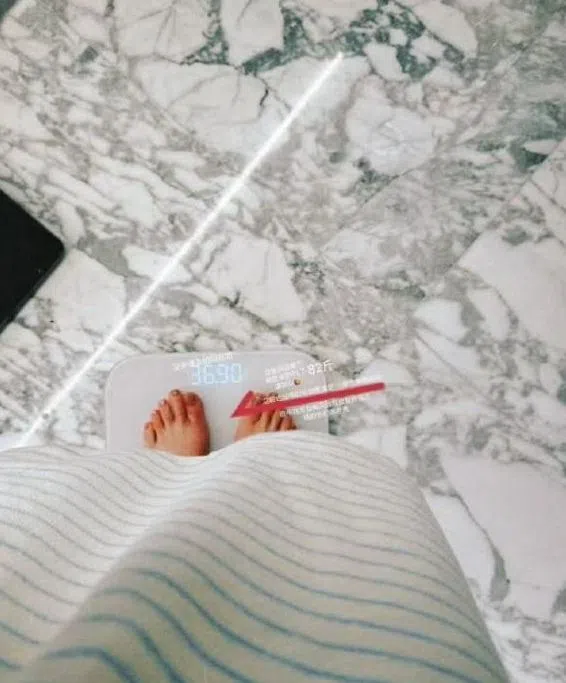 赵露思曝光自己的体重。（互联网）