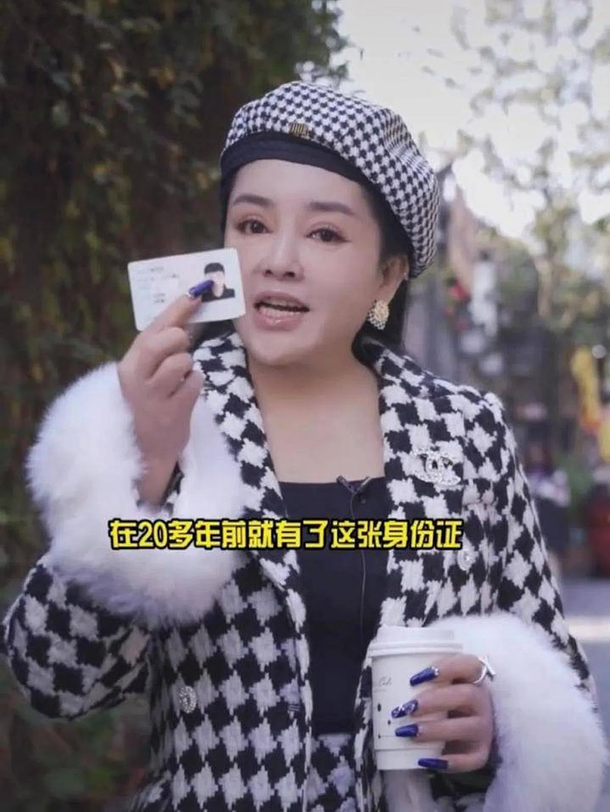 千百惠晒大陆身份证。（视频截图）