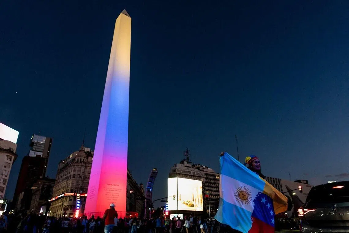 1月3日，阿根廷布宜诺斯艾利斯市中心的方尖碑被点亮，呈现出委内瑞拉国旗的颜色。（彭博社）