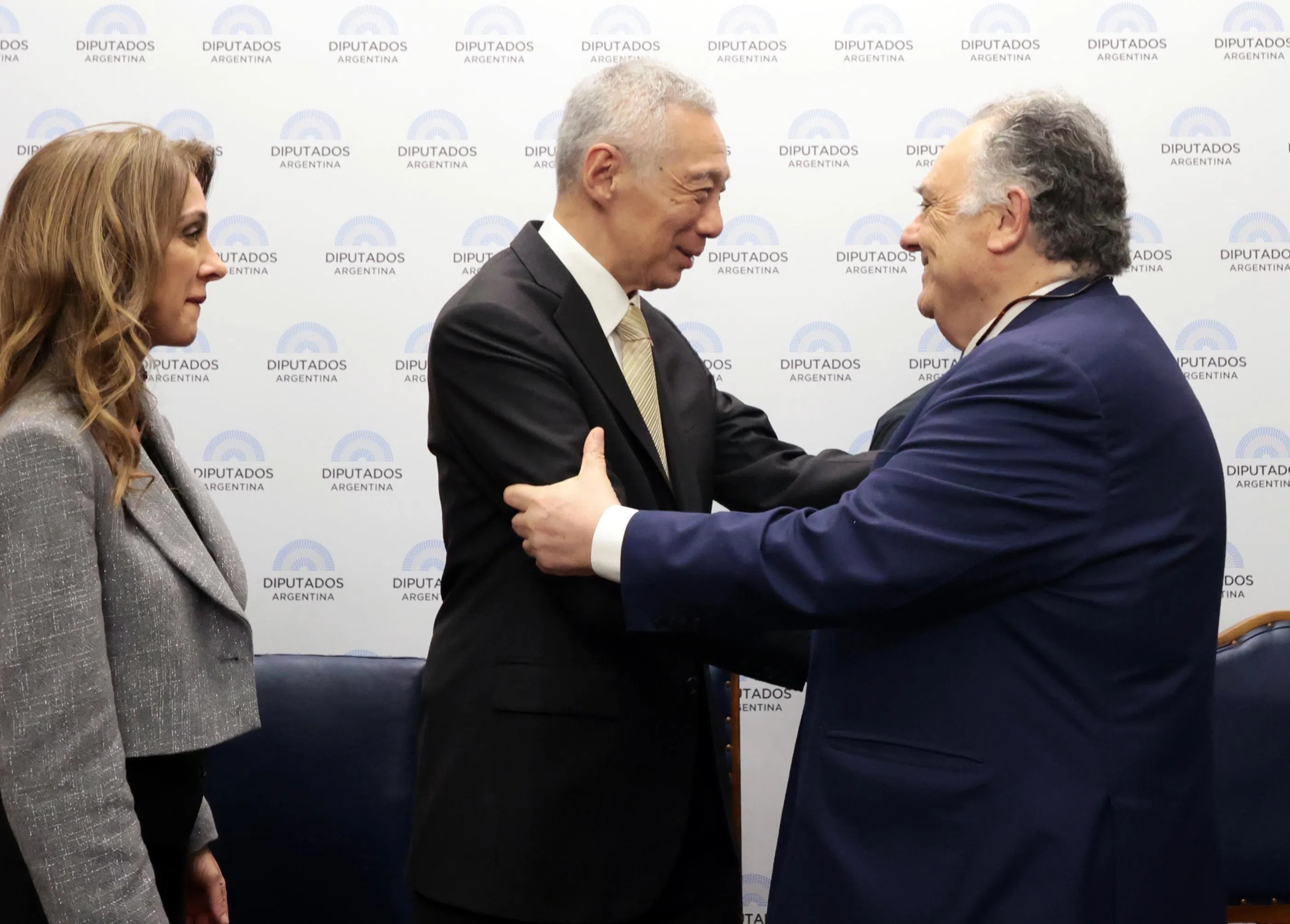 阿根廷众议员阿维科（左）与巴尔德斯（右）会见李显龙资政时承诺，将积极促成南方共同市场—新加坡自贸协定的落实。（数码发展及新闻部提供）