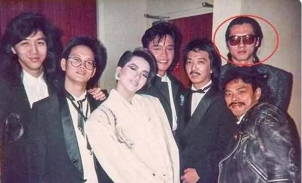 梅艳芳（左三）和单立文（红圈者）曾短暂的恋情。（互联网）