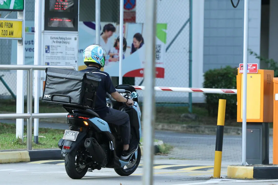 有送餐员建议平台考虑在人脸识别的基础上，增加工作期间的抽查，例如每完成三到五单，就重新进行一次人脸验证。（梁麒麟摄）
