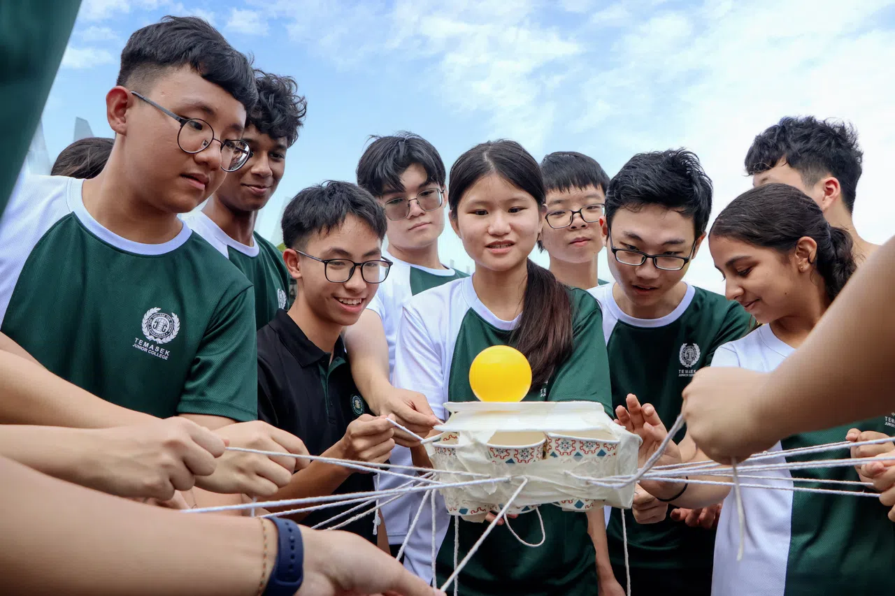 迎新小组齐心协力，在欢声笑语中完成游戏。（淡初资讯通信学会施正宇摄）