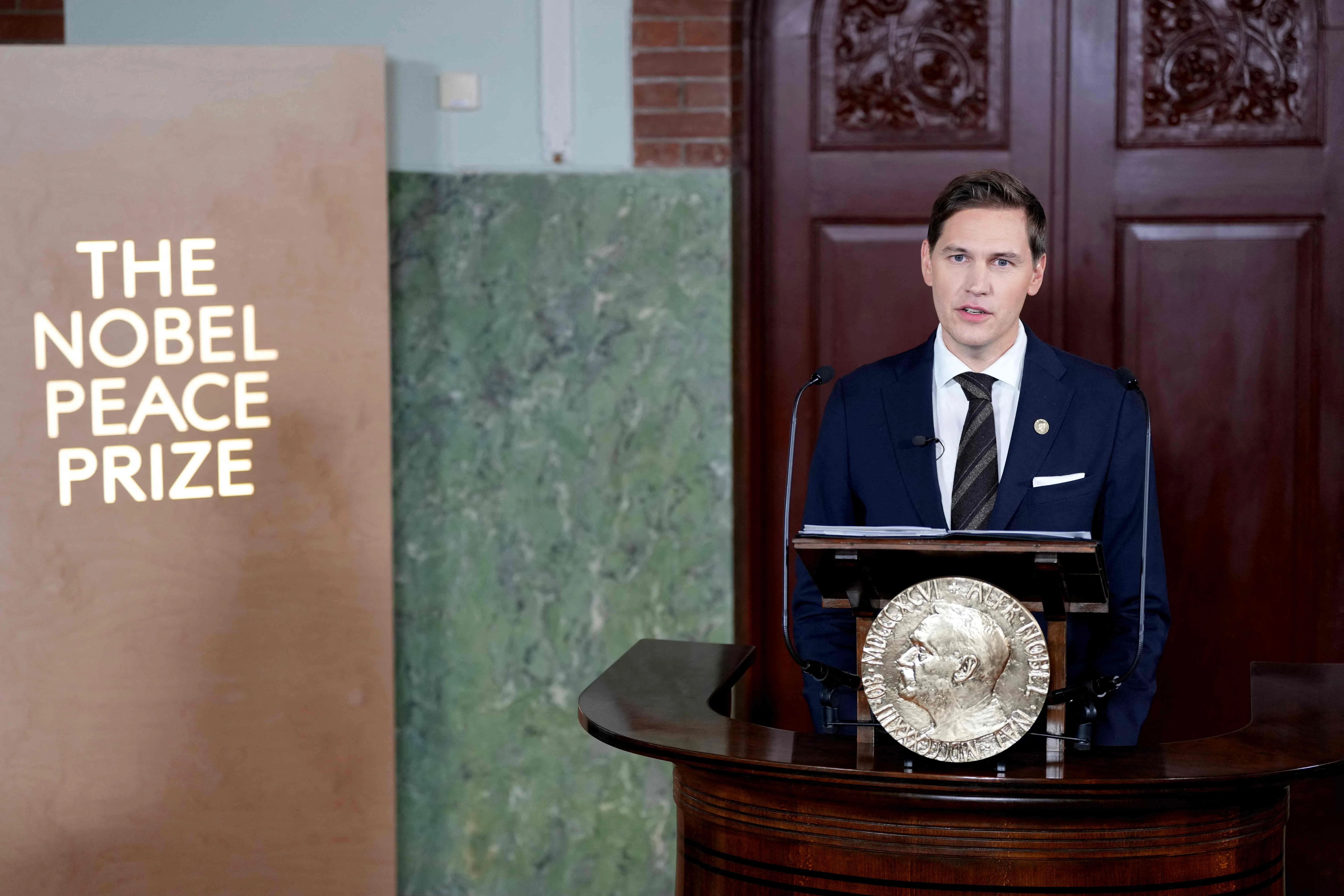 10月10日，诺贝尔委员会主席约尔根·沃特内·弗莱德内斯在挪威首都奥斯陆诺贝尔研究所宣布：委内瑞拉反对派领袖玛丽亚·科里娜·马查多获得 2025年诺贝尔和平奖。（法新社）