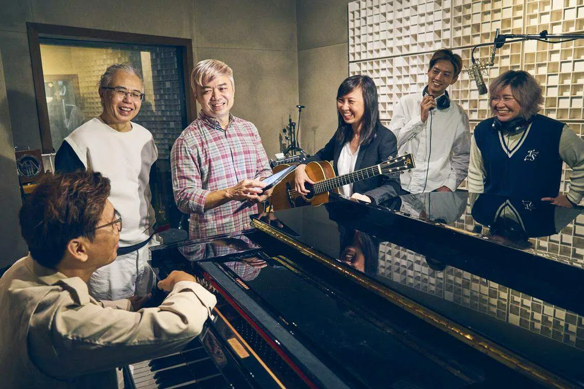 梁伯君跨足音乐教育，和志同道合的伙伴成立了非盈利机构SingPop。图为他和Singpop董事会成员讨论词曲创作：（左起）作曲家谭志华、黄佐之、梁伯君、刘美恩、黄聿昇及音乐人蓝慧珊。（图/新报业媒体）