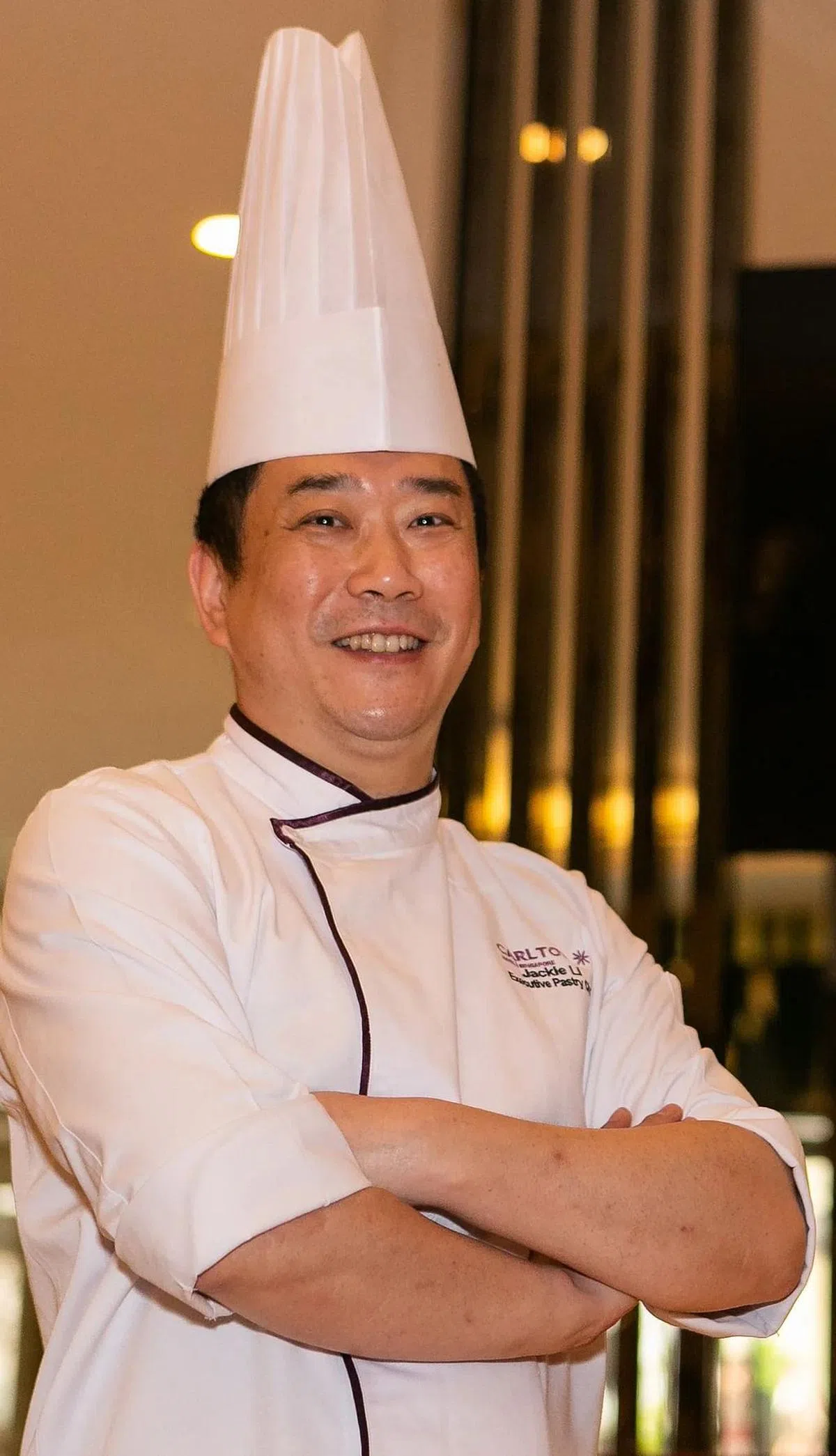 李劲喜欢到不同的蛋糕店尝试各家的甜点。（蓝天游摄）