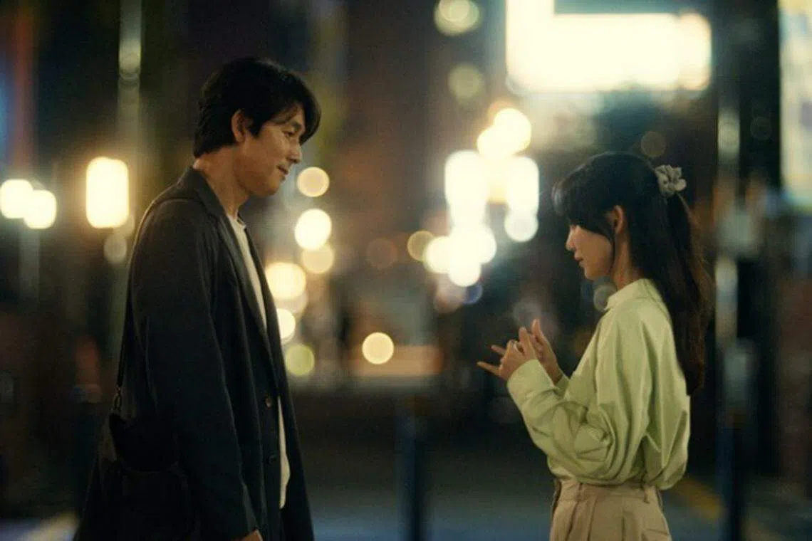 郑雨盛（左）和申铉彬在《跟我说爱我》展开一段超越言语界限的爱情故事。（Disney+图）