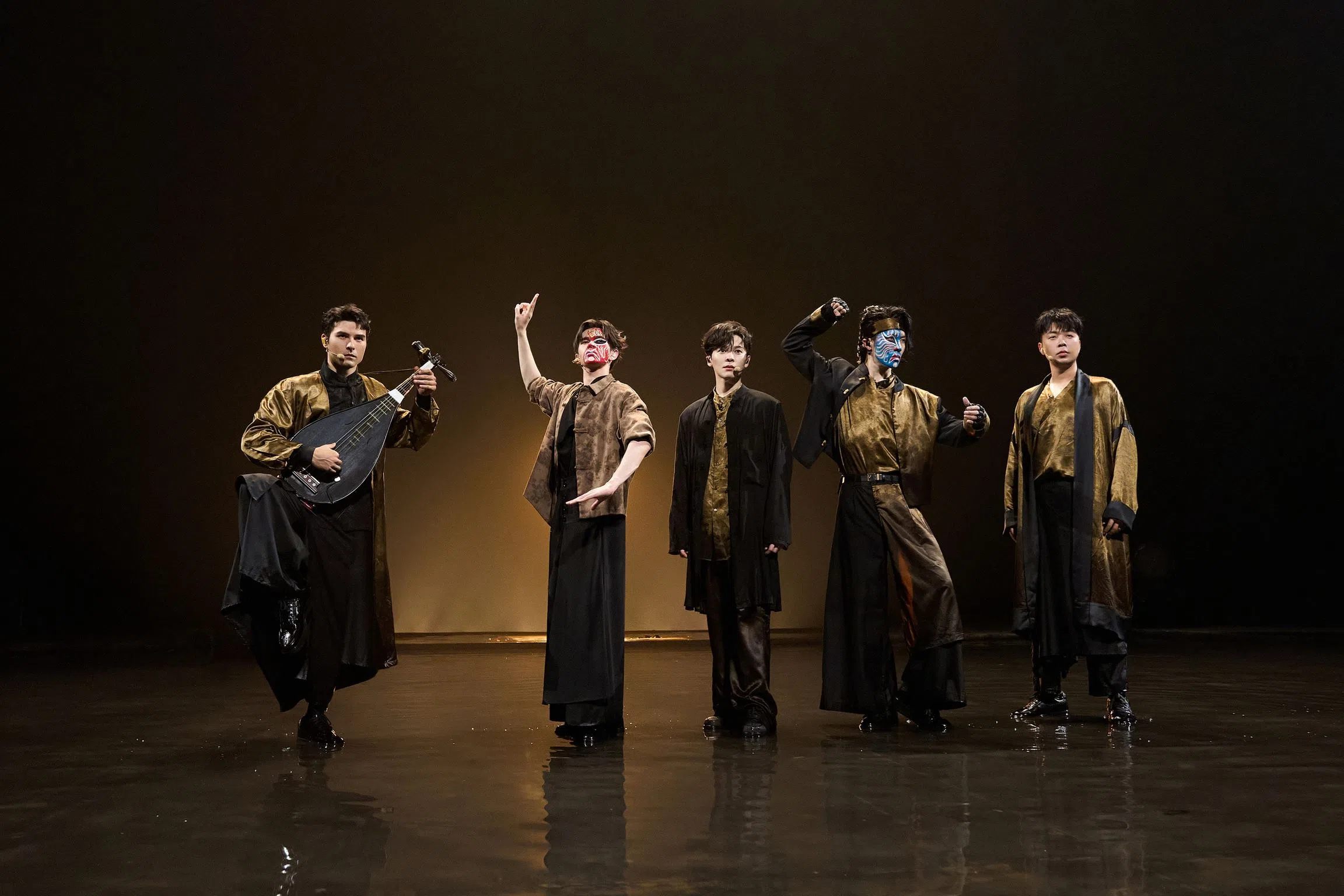 尤长靖（中）带领凤小岳（左起）、庆怜、Miyavi、杜海涛演唱《求不来》时，把非物质文化遗产“官将首”融入舞台。（互联网）