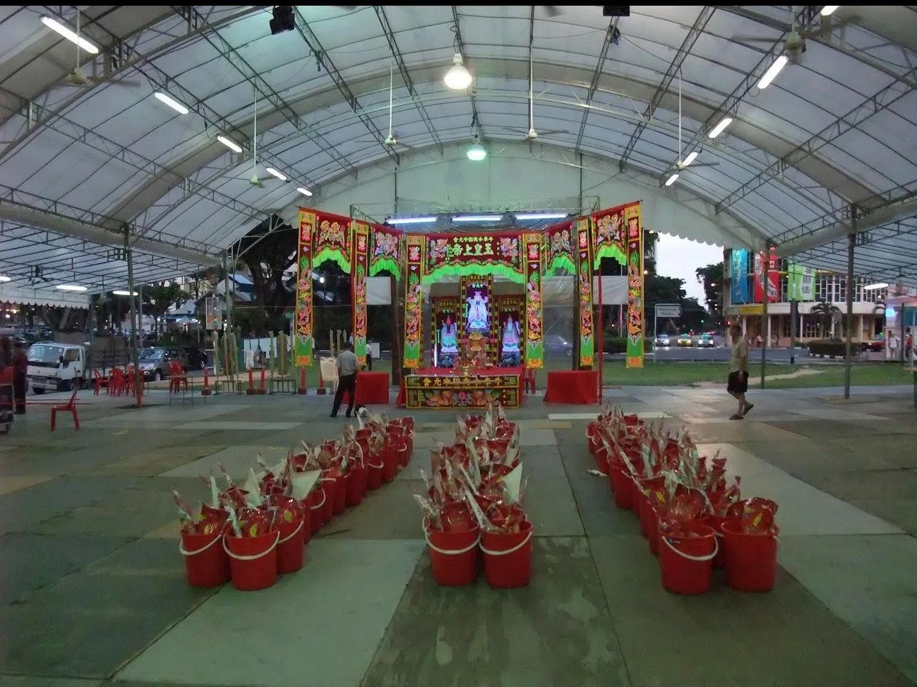 2009年，牛车水佛牙寺旁空地搭起一座大棚，作为农历七月的祭拜场地，规模盛大。牛车水大厦的摊主与商家齐聚棚内，共同参与中元节庆祝活动。（尤祥瑞提供）