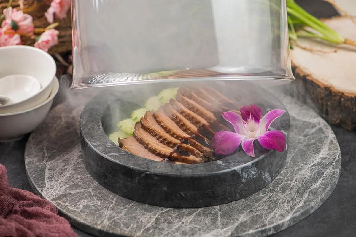 奇香火锅的四川酱熏鸭胸，淋上特调麻辣酱。