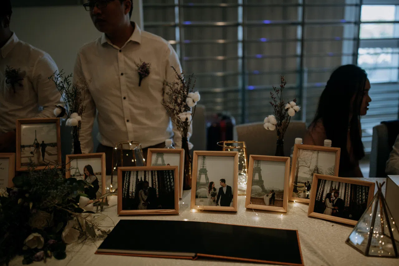 婚宴迎宾接待处的布置和DIY香氛吧的大部分所需物品主要是吴梓萁自己网购，并让婚礼亲友团在当天帮忙摆设。（受访者提供，Kompactfaen摄）