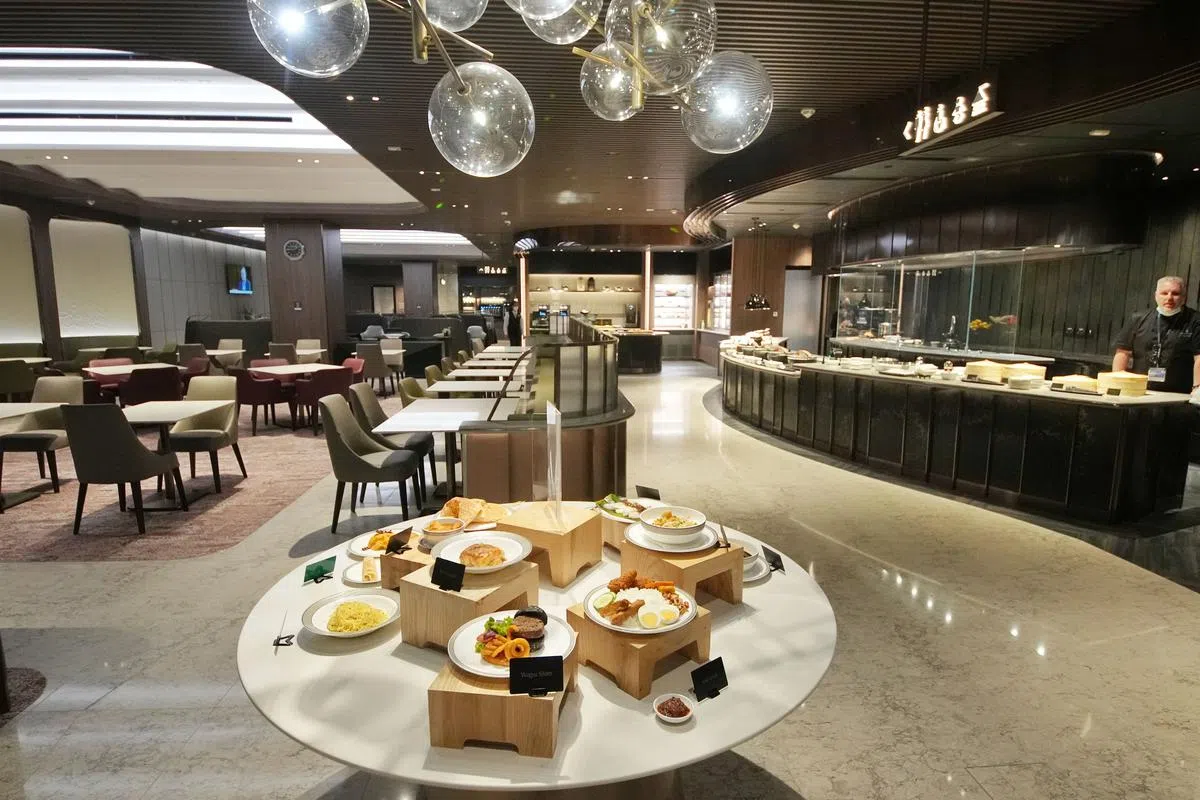 商务舱贵宾室分成四个座区，包括可让乘客享用自助餐的区域。（谢智扬摄）