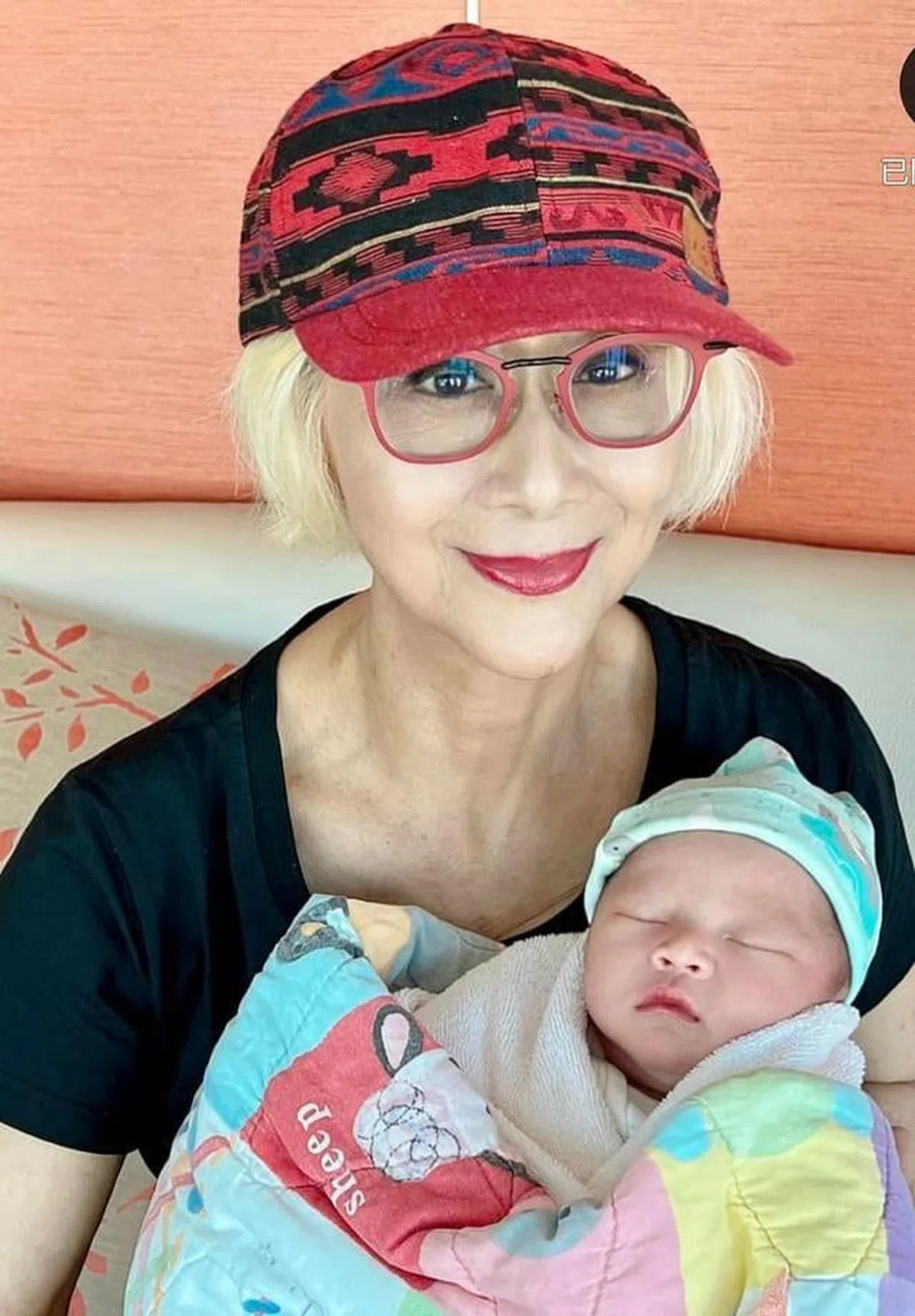 陈曼娜分享抱孙佳音。（取自艺人脸书）