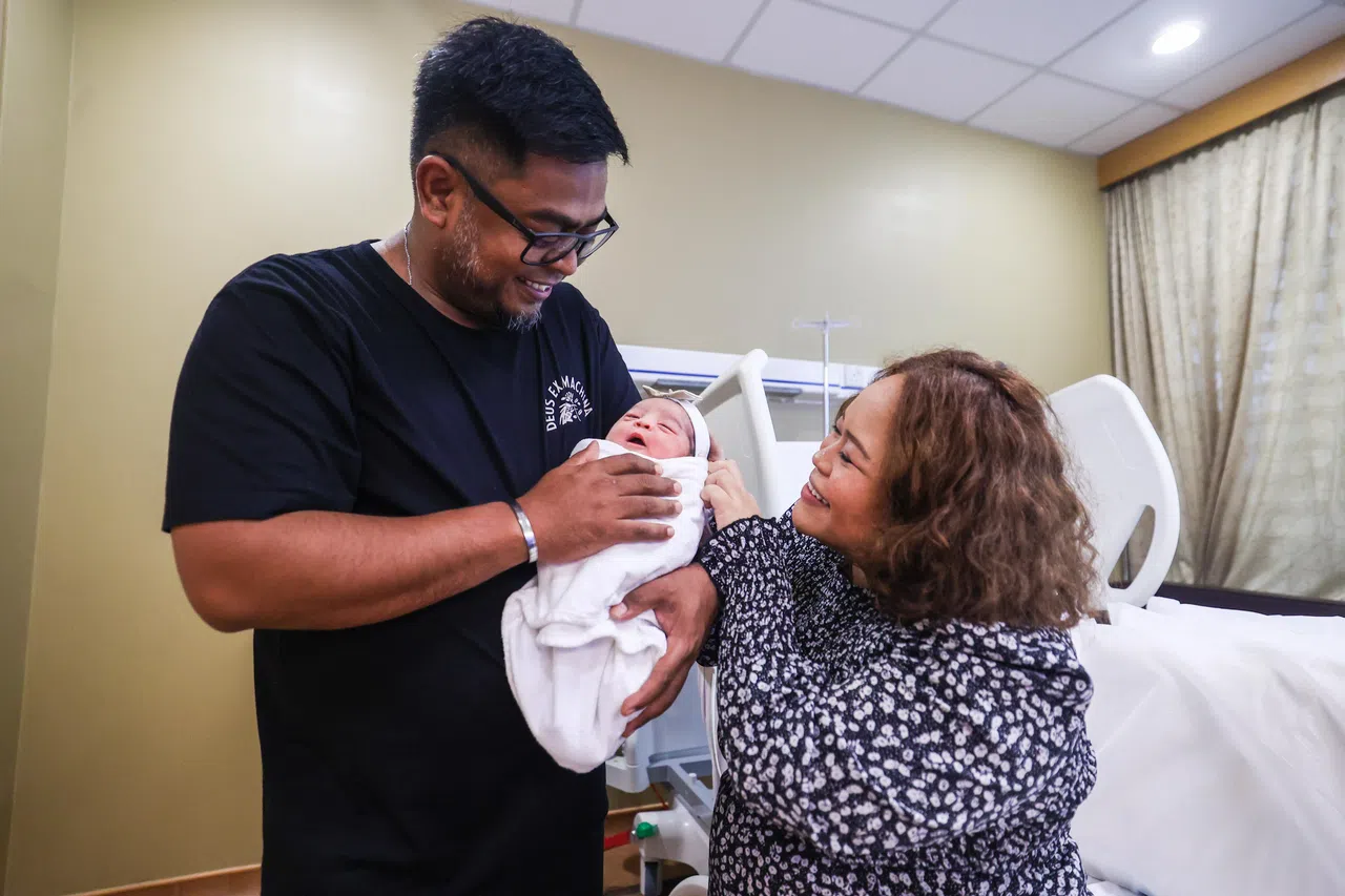 国际培训计划经理瓦瓦（右）和丈夫里赞于凌晨零时31分，在产房里见证第二个孩子的诞生，女宝宝体重为3.47公斤。（白艳琳摄）