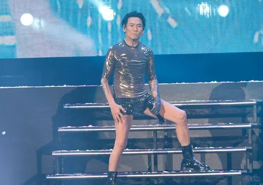 杜德伟唱〈脱掉》时下半身脱到剩一条银色超短热裤。（互联网）