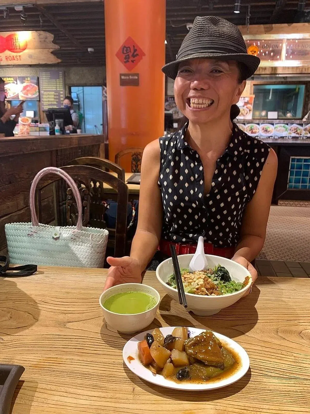 前官委议员王丽婷是擂茶树的常客，她认为蔡爸爸有特别的专业知识，能激发我们对于土壤的关爱，也教会我们如何以永续农耕方法让土地不断重生。（陈映蓁摄）