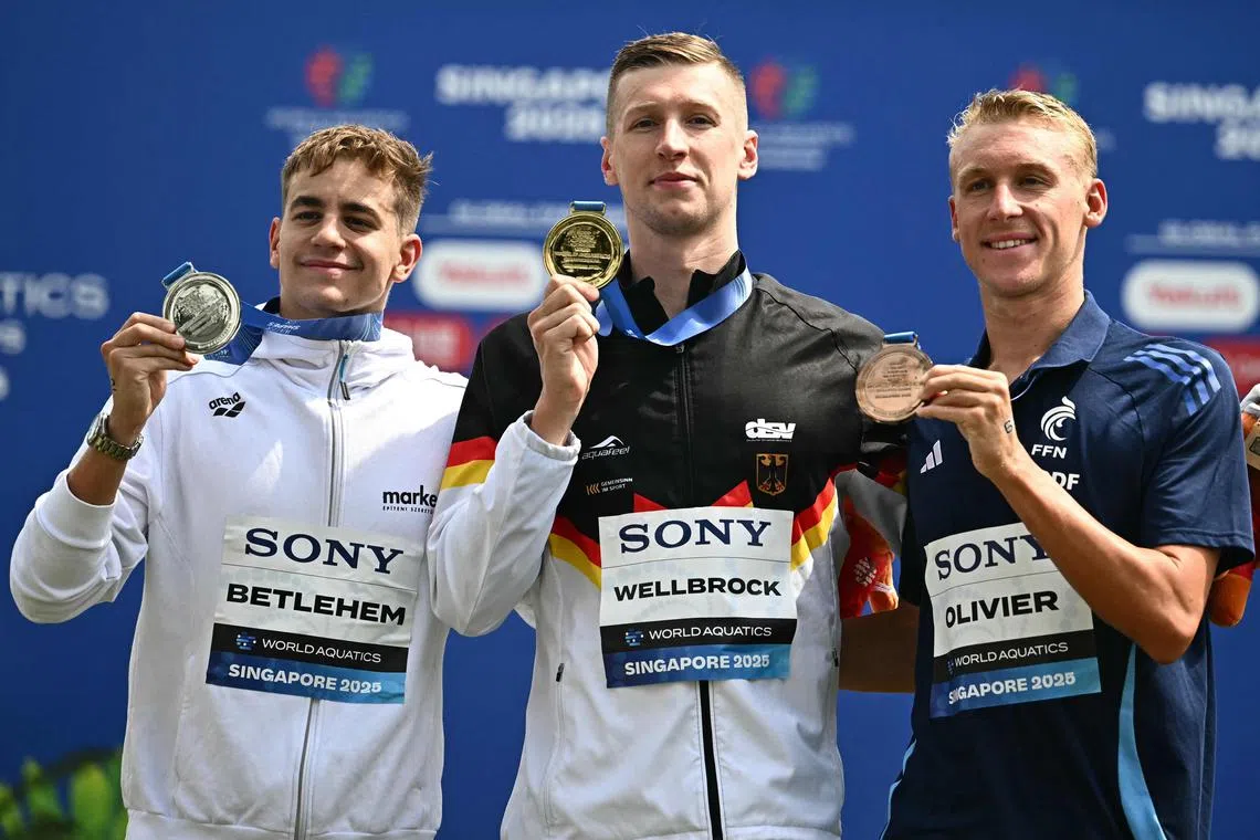 匈牙利泳将大卫·拜特莱海姆（左）摘银，德国选手维尔布洛克（中）摘金，法国泳手马克—安托万·奥利维耶（右）则收获铜牌。（法新社）
