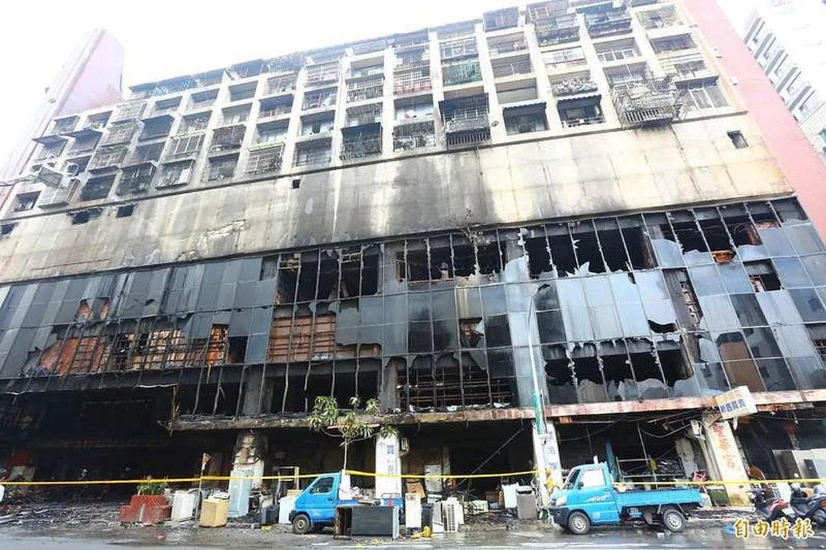 “城中城”大楼的火势今早已被消防人员扑灭。（自由时报）