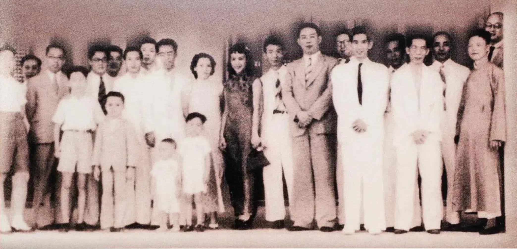 胡浪漫与郁达夫是《星洲日报》同事。图中圈起部分左为胡浪漫和妻子，右为郁达夫夫妇。（胡浪漫儿子胡鸿展提供）